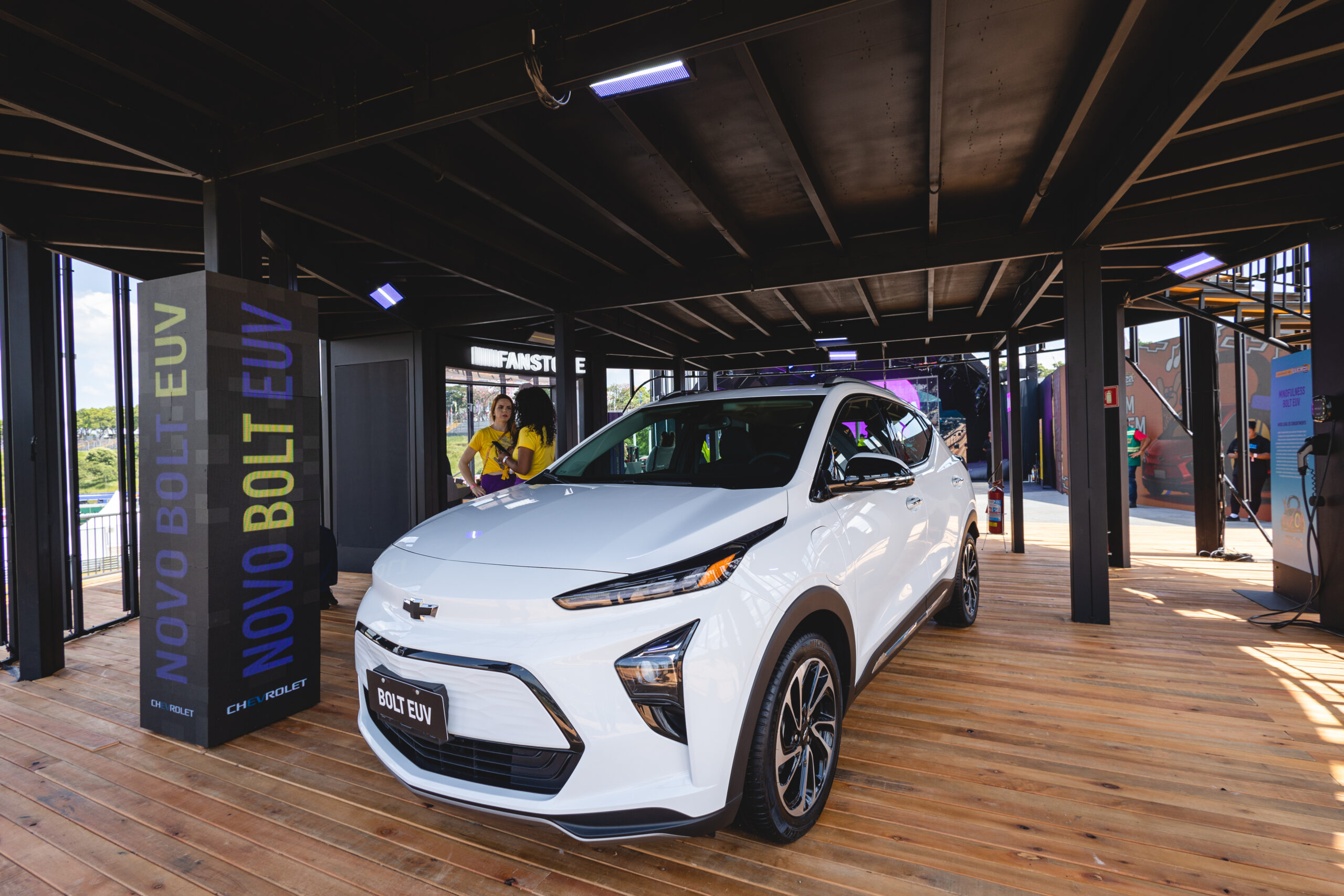 JOVENS APROVAM NOVO BOLT EUV