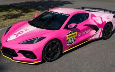 Conheça o Corvette rosa que acelera pela vida